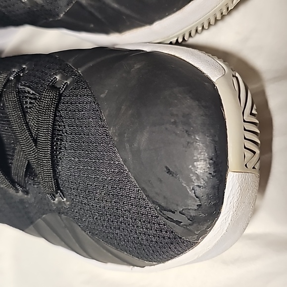 GENTLY USED - 2015 Nike Women's Air Zoom Hyperdunk - Black/Silver - Size 11 - Picture 4 of 13